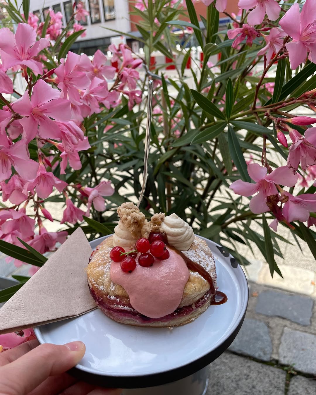 Cherry Season is for Cherry Pockets 🍒🌸Füllung- Kirschkompott – StreuselTopping- Creme aus weiß