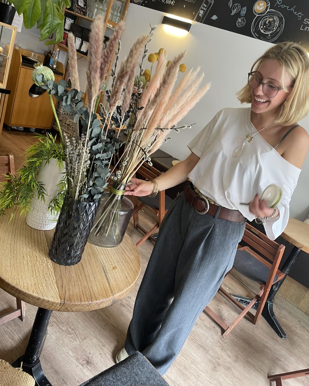 Die Frau für die Deko – unsere liebe Nina 🙏🫶🏻#coffeenürnberg #patisserie #breakfast #latteart