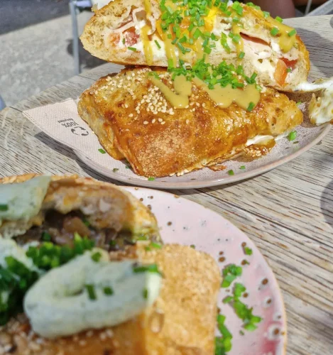 Brunch im @pockets.nuernberg mit einem Schokopocket, einem veganen Austernpilz Pocket (alles is (1)